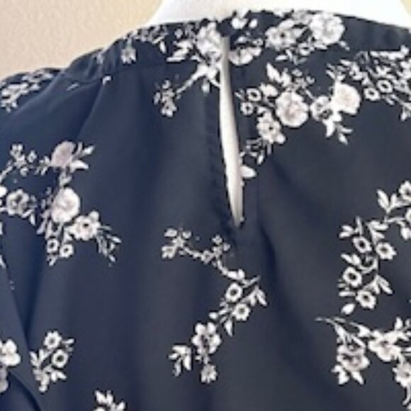 Elle Large sleeveless top. Large, Black, Grey, and White. - Picture 5 of 5